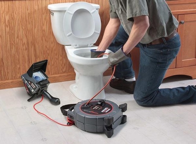 Chốt cửa đầy đủ v&agrave; b&ecirc;n trong của nh&agrave; vệ sinh c&ocirc;ng cộng
