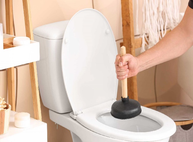 Thông bồn cầu bằng muối bạn đã nghĩ đến cách này chưa?